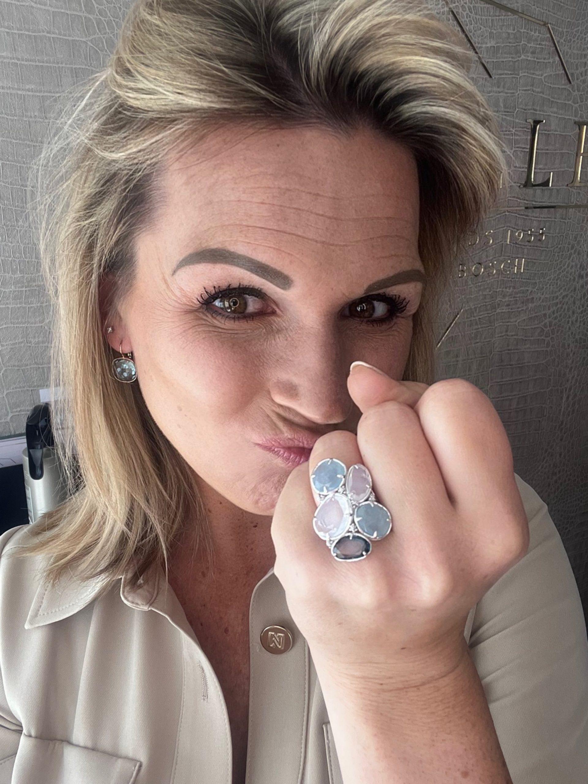 Ring 18k witgoud met blauw topaas