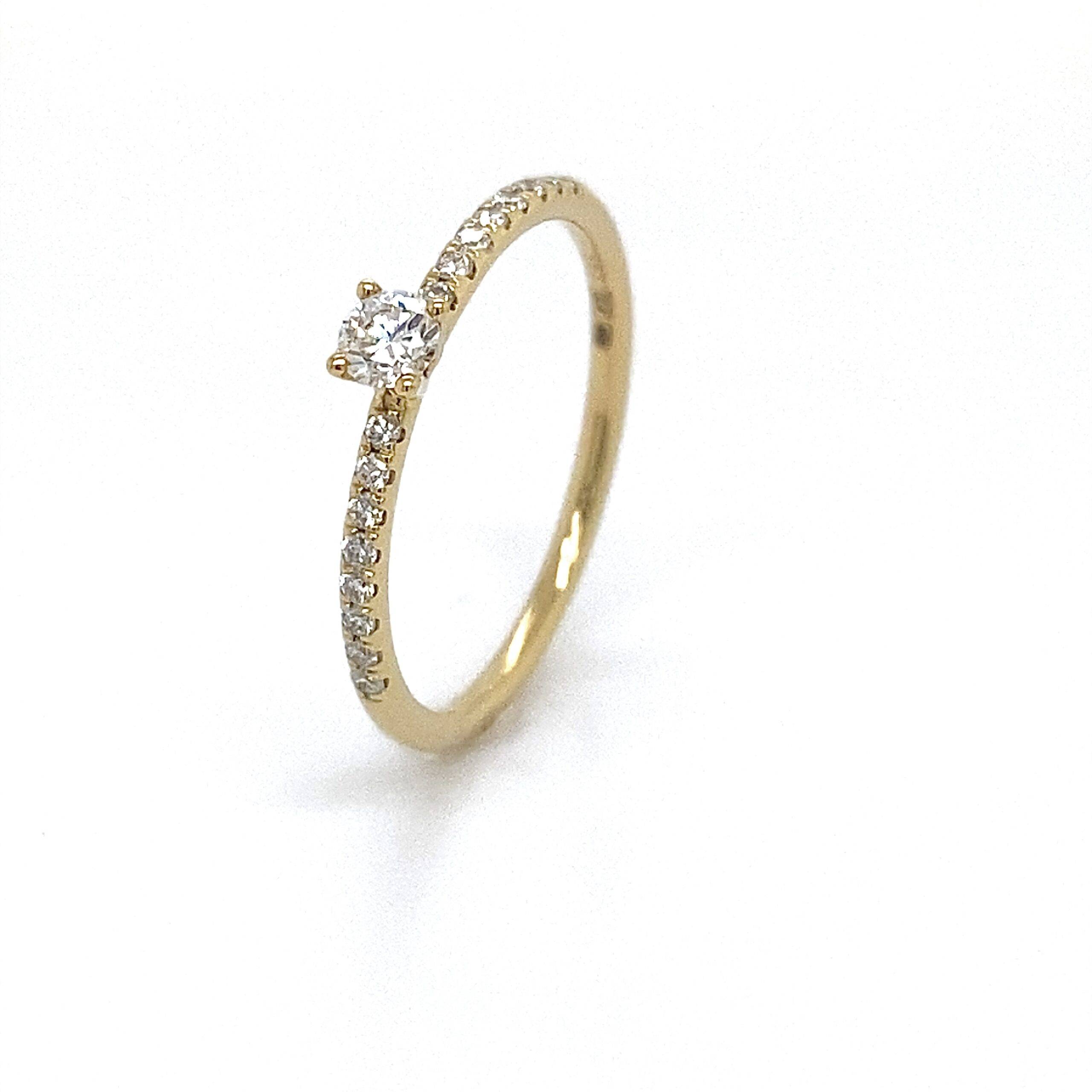 Ring solitair met diamant naast de hoofdsteen 0.30crt Si Wesselton
