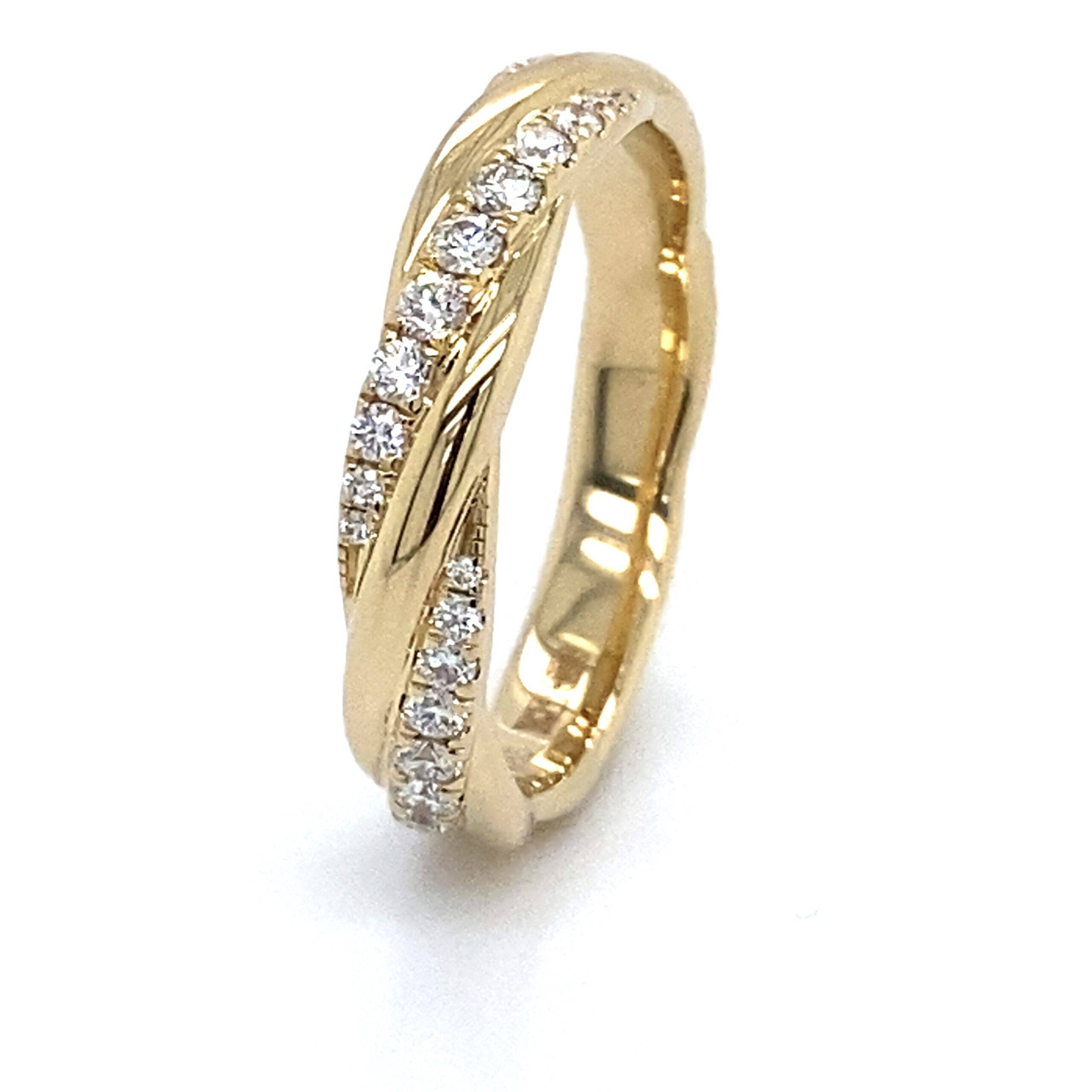 14K geelgouden ring "Twisted" met briljant 0,45crt SI Wesselton
